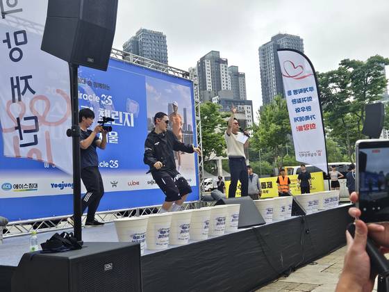 배우이자 가수 양동근씨(가운데)가 21일 서울반포한강공원 달빛광장에서 열린 '2025 아이스 버킷 챌린지 런' 행사에서 MC이슈(오른쪽)의 소개로 무대에 올라 공연을 하고 있다. 두 사람은 오랫동안 승일희망재단 캠페인에 참여해왔다. 최은경 기자