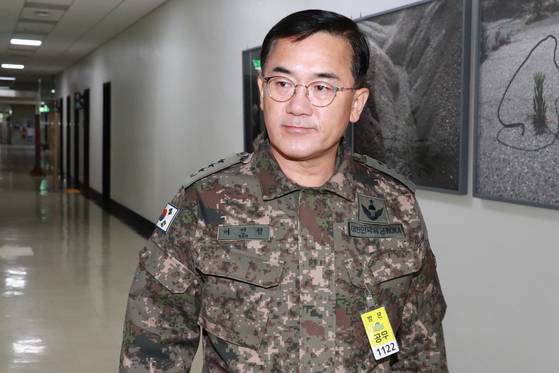 여인형 국군방첩사령관이 12월 7일 오전 서울 여의도 국회에서 열린 정보위원회 전체회의에 출석하고 있다. 뉴스1