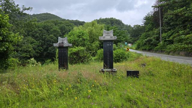 ▲ 춘천시 남면 후동리에 위치한 남궁억 선생과 제자 송완식 선생을 기리는 추모비. 안내판이나 표지판 없이 무성한 잡풀들 속에 방치돼 있다. 최현정 기자