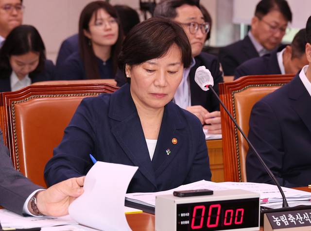 ▲ 장관 인선에서 유임된 송미령 농림축산식품부 장관이 23일 국회에서 열린 농림축산식품해양수산위원회 전체회의에 참석해 있다. 연합뉴스