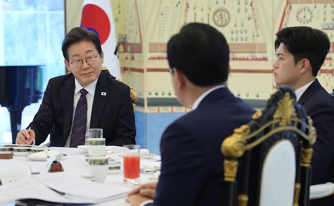 ▲ 22일 한남동 관저에서 열린 여야 지도부와의 오찬에서 국민의힘 송언석 원내대표(뒷모습)의 발언을 듣는 이재명 대통령 [연합뉴스]&nbsp;