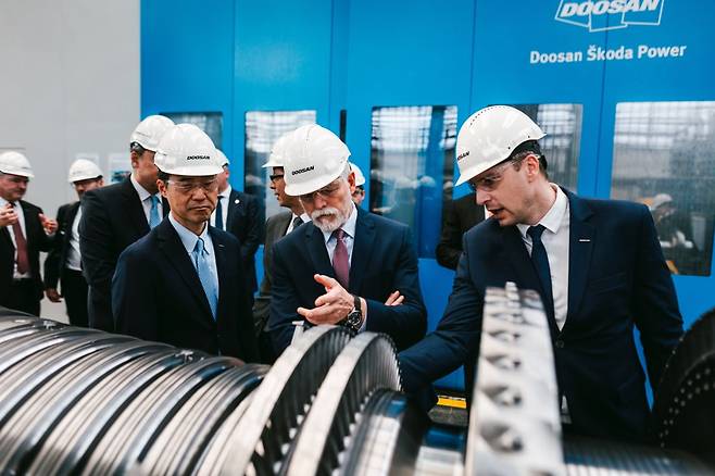 페트르 파벨 체코 대통령(가운데)과 손승우 두산에너빌리티 파워서비스BG장(왼쪽)이 증기터빈을 살펴보고 있다. 사진 연합뉴스