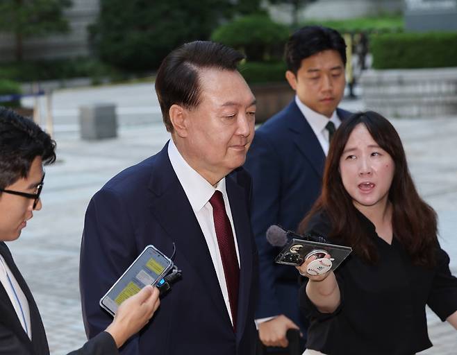 윤석열 전 대통령이 23일 오전 서울 서초구 서울중앙지방법원에서 내란 우두머리 혐의 사건 8차 공판에 출석하고 있다. /사진=뉴스1