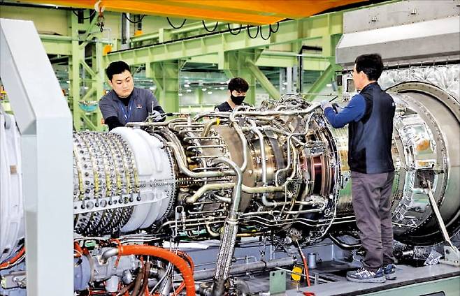 한화에어로스페이스 임직원이 창원1사업장에서 항공기 엔진을 점검하고 있다.  한화에어로스페이스 제공