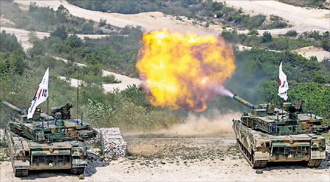 K2 흑표전차가 전차포 사격을 하고 있다.  한경DB