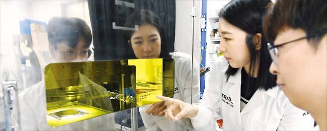 이은숙 박사후연구원(왼쪽)과 이진형 박사후연구원(오른쪽)이 나노 디스크 합성을 위한 임프린팅 장비를 관측하고 있다. /표준원 제공