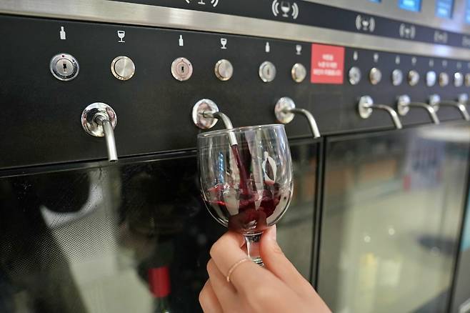 와인과 위스키를 시음할 수 있는 '프리미엄 테이스팅 탭'./사진=롯데마트 제공