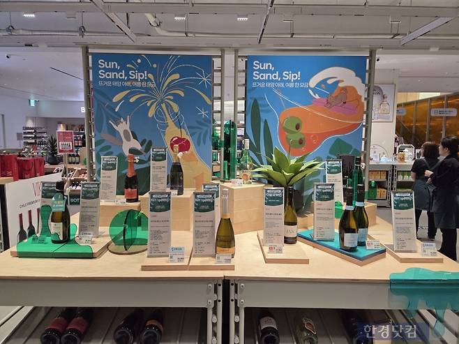 롯데마트 잠실점에 위치한 '보틀벙커 비스트로'에 시즌 와인이 진열돼있다./사진=박수림 기자