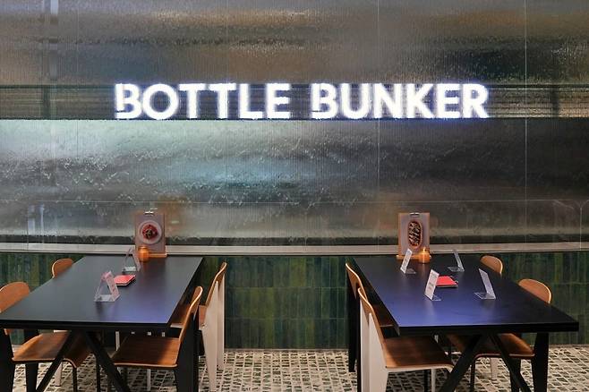 롯데마트 잠실점에 위치한 '보틀벙커 비스트로' 매장에 좌식 테이블이 마련돼있다./사진=롯데마트 제공