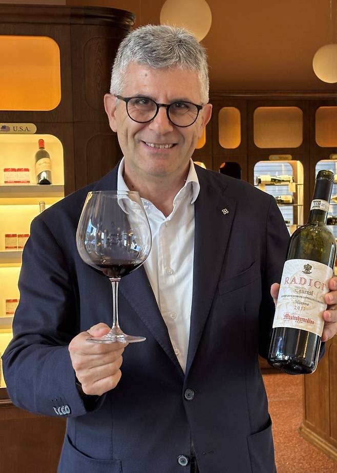 이탈리아 캄파니아의 마스트로베라르디노 와이너리는 고대 로마 포도 품종과 와인을 재현했다. 사진은 최근 한국을 방문한 피에로 회장이 포즈를 취하고 있는 모습.