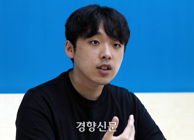 이선우 대한의과대학·의학전문대학원학생협회 비상대책위원장이 지난 18일 서울 경향신문사에서 의대생 복귀 문제와 관련해 인터뷰를 하고 있다. 서성일 선임기자