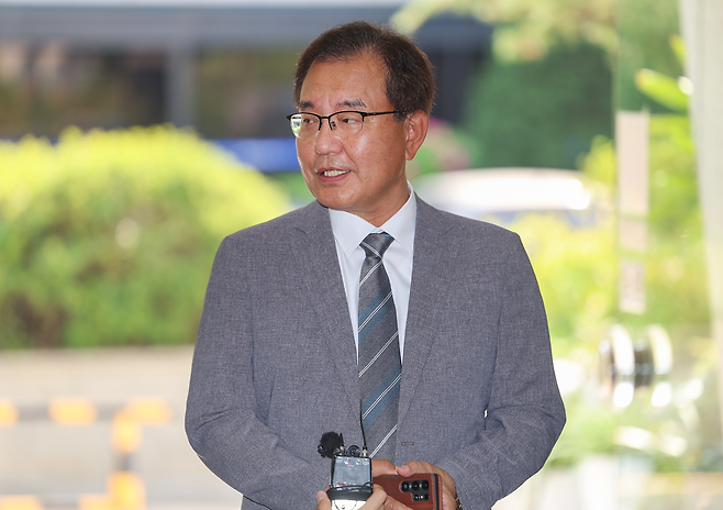 순직 해병 수사 방해 의혹 사건을 수사하는 이명현 특별검사가 지난 19일 서울 서초구 사무실로 출근하며 취재진 질문에 답하고 있다. 연합뉴스