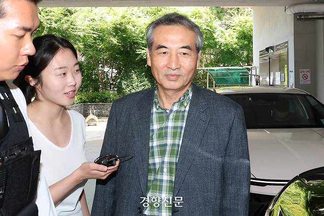 윤석열 전 대통령 배우자 김건희 여사 관련 의혹을 수사하는 민중기 특별검사가 22일 서울 서초구 서초동에 마련된 사무실을 나서고 있다. 성동훈 기자