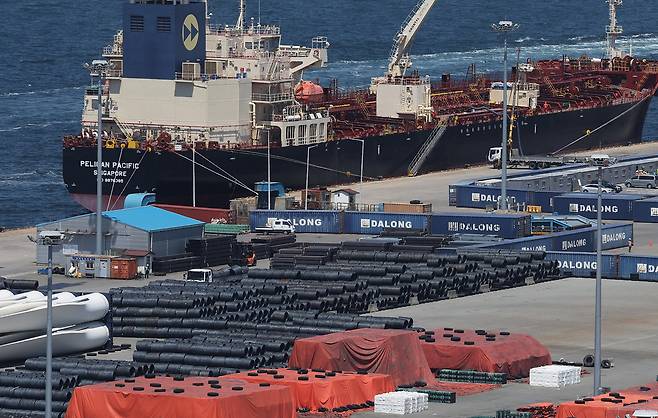 지난 4일 경기도 평택항에 철강 제품이 쌓여 있다. 연합뉴스