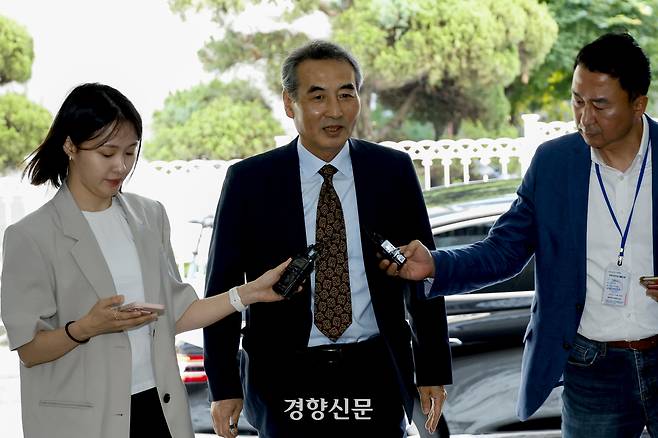 윤석열 전 대통령 부인 김건희 여사 관련 의혹을 수사하는 민중기 특별검사가 23일 서울 서초구 서초동에 마련된 임시 사무실로 출근하고 있다. 2025.06.23 문재원 기자