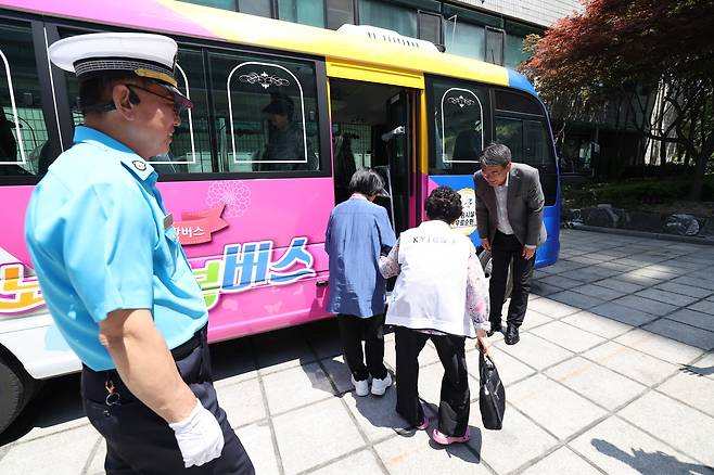 오승록 노원구청장이 노원행복버스 시범운행에 참여한 어르신들에게 인사하고 있다. 노원구 제공