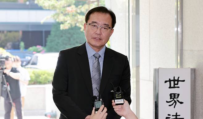 순직 해병 수사 방해 의혹 사건을 수사하는 이명현 특별검사가 23일 서울 서초구 사무실로 출근하며 취재진 질문에 답하고 있다. 연합뉴스