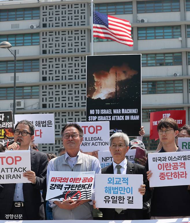 “미국, 유엔 헌장 위반” 참여연대·전쟁없는세상 등 시민사회단체 활동가들이 23일 서울 종로구 주한미국대사관 앞에서 긴급 기자회견을 열고 미국의 이란 공격을 규탄하고 있다. 정지윤 선임기자