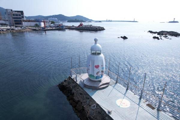 부산 기장군의 서암항남방파제등대.