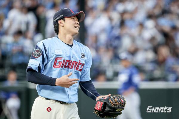 지난 23일 삼성과 마지막 대결에서 4회부터 마운드를 책임진 롯데 투수 홍민기가 위기를 넘긴 뒤 안도하고 있다. 롯데 자이언츠 제공