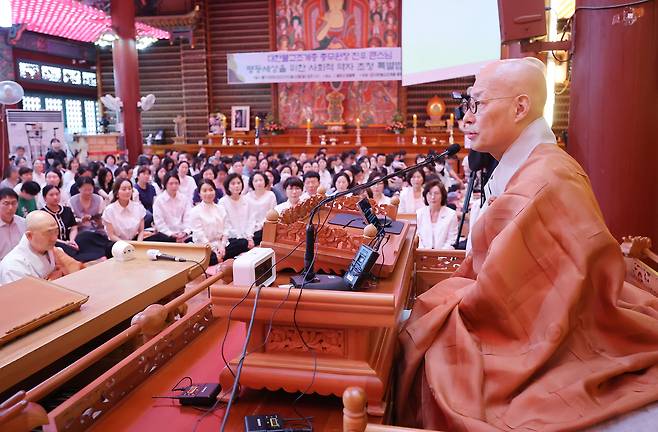 The Ven. Jinwoo, president of the Jogye Order of Korean Buddhism, speaks during a special Buddhist ceremony held Sunday at Bongeunsa, a temple in southern Seoul. (Yonhap)