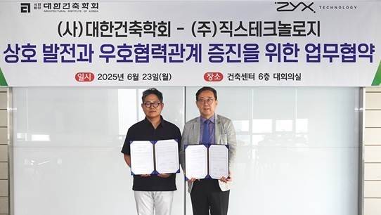 Eom Shin-jo (left), CEO of Zyx Technology, and Park Jin-chul, president of AIK, pose for a photo at the signing ceremony held at the AIK Architecture Center in Seoul on Monday. (Zyx Technology)