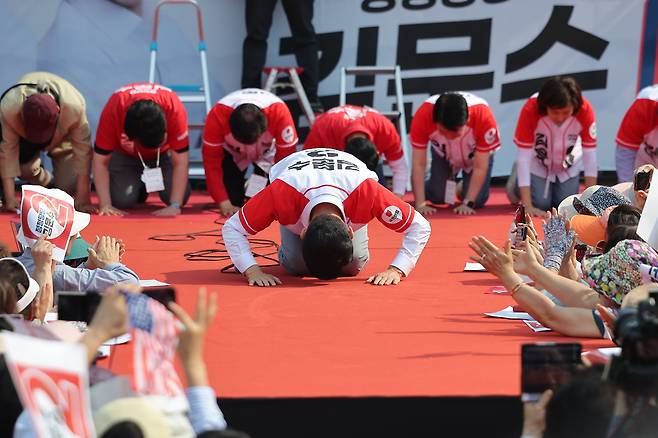 Kim Moon-soo, presidential candidate of the People Power Party, makes a deep bow as he appeals for public support at Ansan Culture Square in Ansan, Gyeonggi, on May 29. [YONHAP]