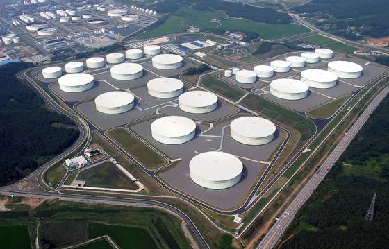 A view of Korea National Oil Corporation’s crude oil storage facility in Seosan, South Chungcheong. [KOREA NATIONAL OIL CORPORATION]