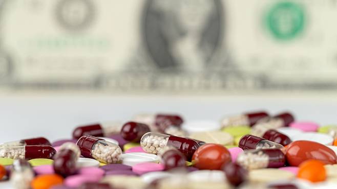 전문가와 제약 업계는 약가 규제 완화, 원료의약품 생산 기업 지원 등이 이뤄져야 한다고 말한다. 게티이미지뱅크