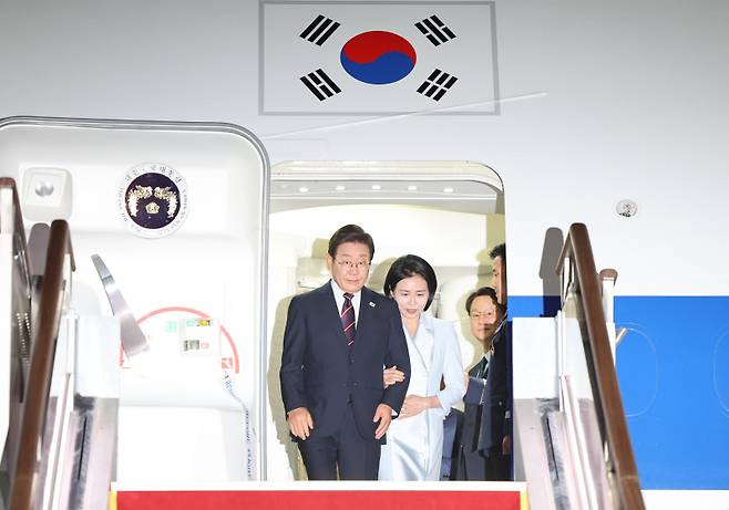 이재명 대통령과 김혜경 여사가 지난 19일 ‘주요 7개국(G7)’ 정상회의 일정을 마친 뒤 공군 1호기를 타고 성남 서울공항에 도착했다. 연합뉴스