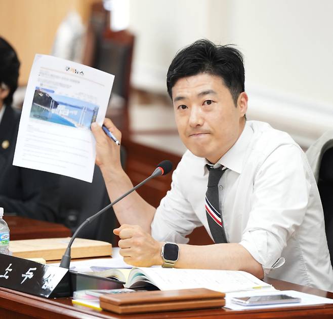 강진군의회 노두섭 의원은 지난 18일부터 시작된 강진군에 대한 2025년도 행정사무감사에서 “반값여행 신청자가 400% 이상 급증했지만, 실제 관광객 수는 오히려 27% 감소했다”며 “수치만 부풀리고 실질적 성과는 거꾸로 간, 전형적인 정책 실패 사례”라고 직격했다. /노두섭 의원