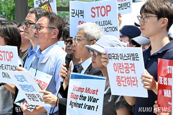 기자회견에 참여한 민주노동당 권영국 대표(가운데 마이크 잡은 사람)는 "미국의 핵시설 타격은 침략 행위이며 미국이 이스라엘과 함께 일으키고 있는 전쟁"이라며 "우리 정부는 결코 이 침략 행위에 동조해서 안 되고 우리는 생명·평화·연대의 편에 서야 한다"고 말했다.