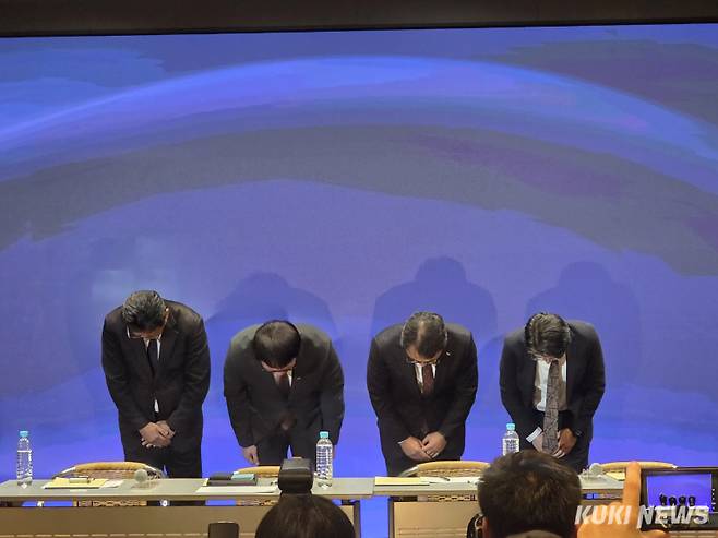 유영상 SK텔레콤 대표이사 등 임원진들이 지난달 2일 서울 중구 SKT타워 수펙스홀에서 열린 데일리 브리핑에서 사과를 하고 있다. 정우진 기자