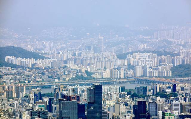 아파트 가격의 양극화가 심화하고 있다. 부동산 중개 플랫폼 집토스에 따르면 지난 1~4월 ‘국민평형’(전용 84~85㎡) 평균가격은 강남 3구(강남·서초·송파)가 23억8370만원, ‘노도강’(노원·도봉·강북)이 7억3662만원이었다. 배 이상 차이가 난다. 사진은 22일 경기도 성남시 청계산 매바위에서 내려다본 서울 한강벨트 모습. 연합뉴스