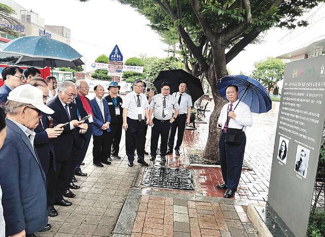 서종표(오른쪽) 군산중동교회 목사가 지난 20일 전북 군산근대역사박물관 인근에서 전킨과 드루 선교사로부터 시작된 지역 선교 역사를 이야기하고 있다.