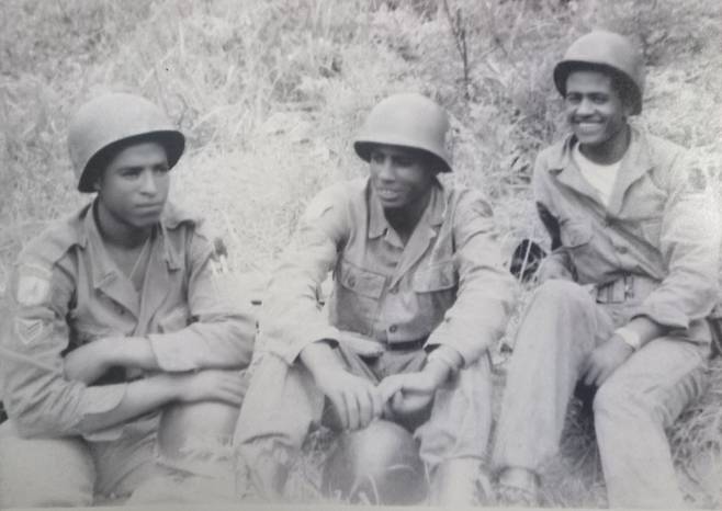 아들 에프렘 하일레마르얌이 지갑 속에 간직하고 다니는 아버지 하일레마리얌 브주네흐(맨 왼쪽)의 6·25 전쟁 참전 당시 사진.