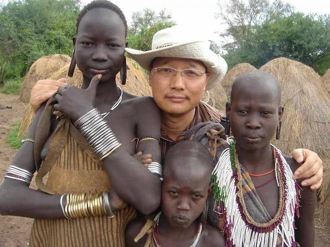 남편 박종국 선교사가 선교 초창기 에티오피아 미전도 종족을 찾아가 찍은 사진. 박 선교사 제공