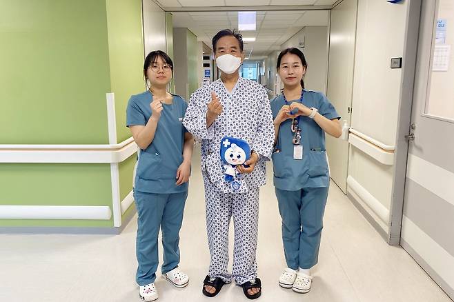 김민아 인천세종병원 간호사(오른쪽)와 김하은 간호사가 치료를 받고 회복한 A씨와 기념촬영을 하고 있다. 인천세종병원 제공