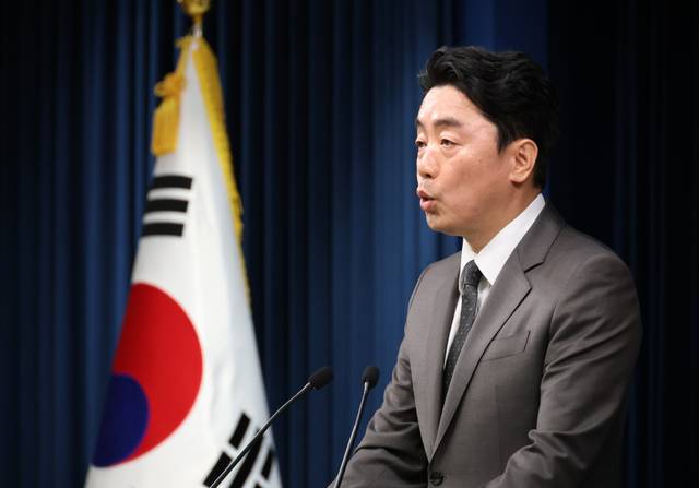 강훈식 대통령 비서실장이 23일 서울 용산 대통령실청사에서 장관 후보자에 대한 브리핑을 하고 있다. 김지훈 기자