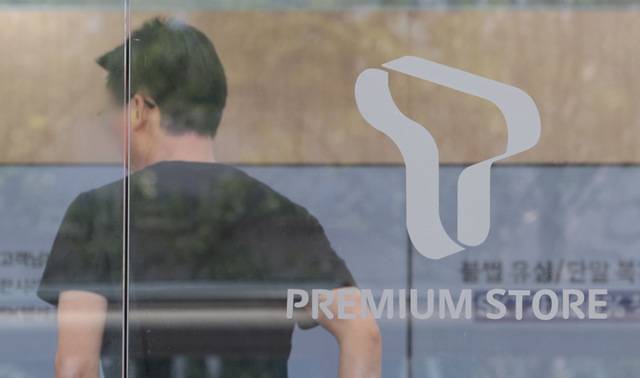 과학기술정보통신부가 사이버 침해 사고로 SK텔레콤에 부여한 신규영업 중단을 24일부터 해제한다고 밝힌 23일 서울 시내의 한 SK텔레콤 매장 모습. 연합뉴스