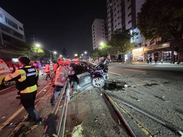 지난 5월8일 오전 인천 남동구 구월동 승기사거리 인근 도로에서 승용차와 스포츠유틸리티차(SUV)가 충돌, SUV가 파손된 모습. 인천소방본부 제공