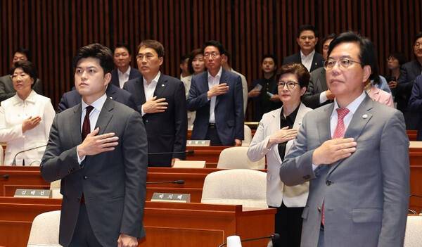 국민의힘 김용태 비상대책위원장과 송언석 원내대표가 20일 서울 여의도 국회에서 열린 '비리백화점 이재명 정부 인사청문회 대책 긴급 의원총회'에서 국기에 경례하고 있다. 연합뉴스