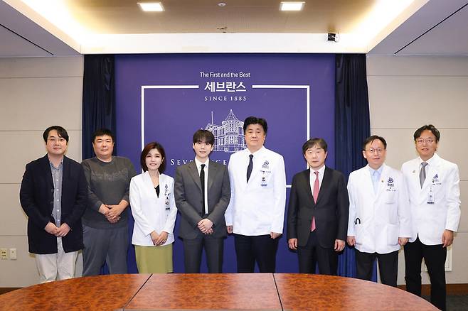 방탄소년단 슈가(왼쪽에서 네 번째)가 연세의료원 관계자들과 단체 기념 사진을 촬영하고 있다. 사진ㅣ빅히트뮤직