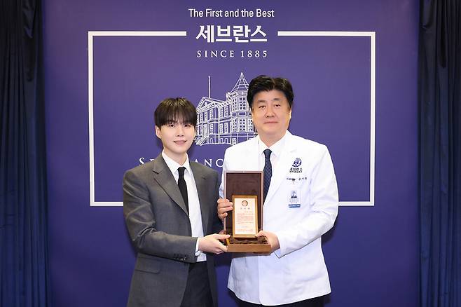 방탄소년단 슈가와 금기창 연세의료원장이 기념 사진을 촬영하고 있다. 사진ㅣ빅히트뮤직
