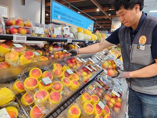 이마트는 오는 20일부터 신비복숭아(5입~9입)을 2팩 이상 구매 시 팩당 2000원 할인한다. [사진 = 이마트 제공]