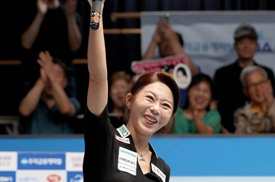 22일 밤 경기도 고양 ‘고양킨텍스PBA스타디움’에서 열린 ‘25/26’우리금융캐피탈LPBA챔피언십‘ 결승전에서 김가영이 차유람을 세트스코어 4:0으로 꺾고 우승했다. 우승을 확정한 김가영이 큐를 들어올리며  환호하고 있다. (사진=PBA)