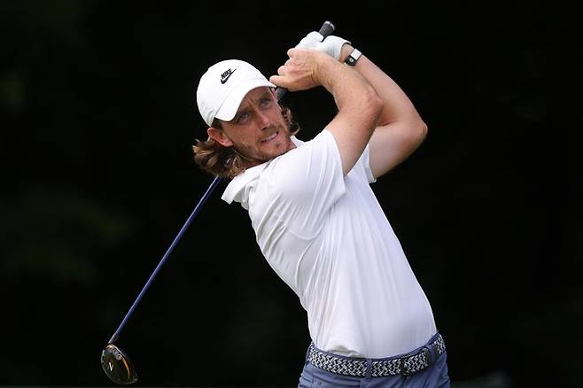 티샷한 뒤 공을 바라보고 있는 토미 플릿우드. AFP 연합뉴스