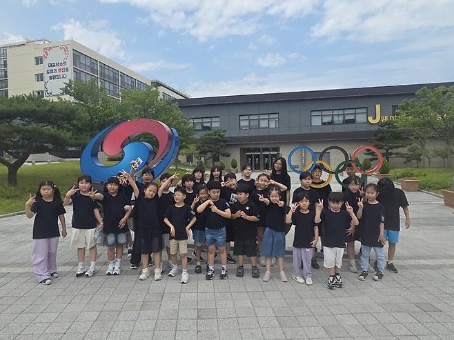 지난 19일 충북 옥천 이원초등학교 학생들이 충북 진천 국가대표선수촌을 찾아 견학 프로그램에 참여했다. 대한체육회