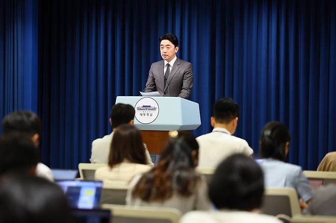 강훈식 대통령 비서실장이 23일 서울 용산구 대통령실 청사에서 장관 후보자 인선을 발표하고 있다.  김호영 기자