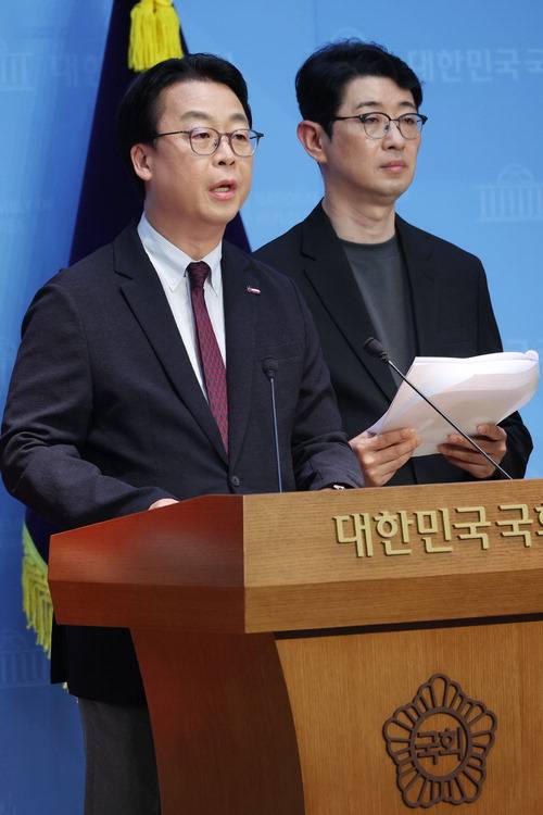 국회 국무총리 인사청문특별위원회 위원인 곽규택(왼쪽)·주진우 국민의힘 의원이 23일 국회에서 기자회견을 열어 김민석 총리 후보자의 자진 사퇴를 촉구하고 있다.  뉴스1